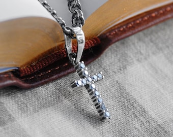 Collar minimalista con colgante de cruz en plata de ley: cruz religiosa sencilla y delicada para niñas y mujeres.