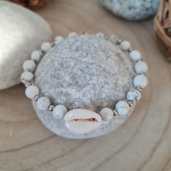 Bracelet porte bonheur pierres naturelles,  Howlite et coquillage cauri