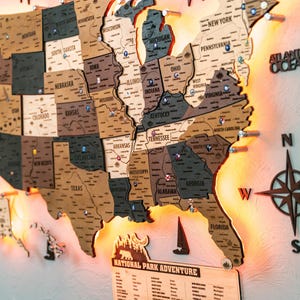 Mapa de viagem de madeira com LED nos EUA: Estados com alfinetes, parques nacionais