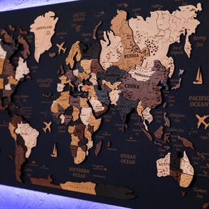 Carte du monde 3D en bois avec rétroéclairage LED : oeuvre d'art murale multicouche