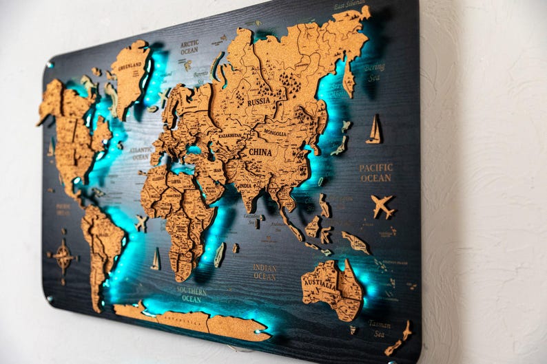 Mappa del mondo in legno a LED: decorazione da parete a tema viaggio con puntine in sughero. immagine 1