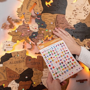 3D Weltkarte Wanddeko aus Holz mit Pins