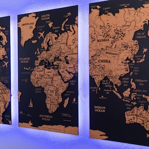 Peut inclure: Trois panneaux en bois représentant des cartes du monde, avec un fond bleu foncé et un motif de carte marron clair. Les cartes sont détaillées avec les noms des pays et des océans. Éléments décoratifs : avions et voiliers.