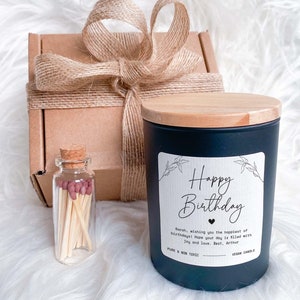 "Happy Birthday Kerze Geschenk-Set mit dem Text ""Happy Birthday"" Kerze für Mama Schwester Kollege Geschenke Freund 21.30 40er 50er 60er 70er Geburtstagsgeschenk vegan."