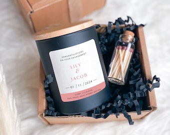Verlobungskerze für Paare mit Namen und Datum / Hochzeitstag oder Verlobung Geschenk Sojawachs Duftkerze / Mr Mrs On Your Day