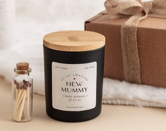 A una fantastica candela profumata per la nuova mamma con il nome del bambino e la data di nascita. Regalo per la futura mamma per il baby shower, congratulazioni per la gravidanza.