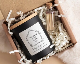 新築祝いの香り付きキャンドルギフトセット。名前と日付を刻印できる