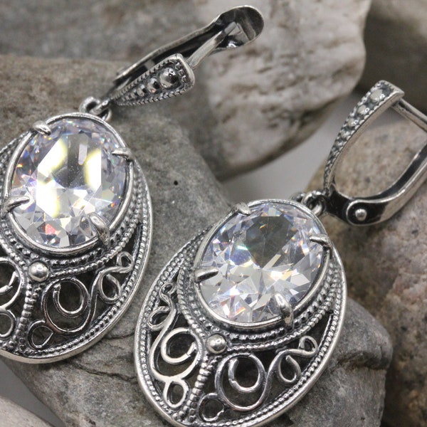 Zilveren filigraan oorbellen met grote diamant geslepen zirkoon steen