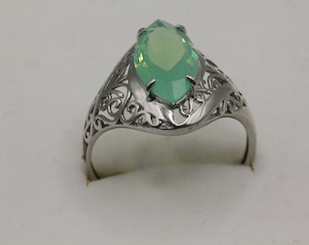 Unieke zilveren ring met mint groene zirkoon steen