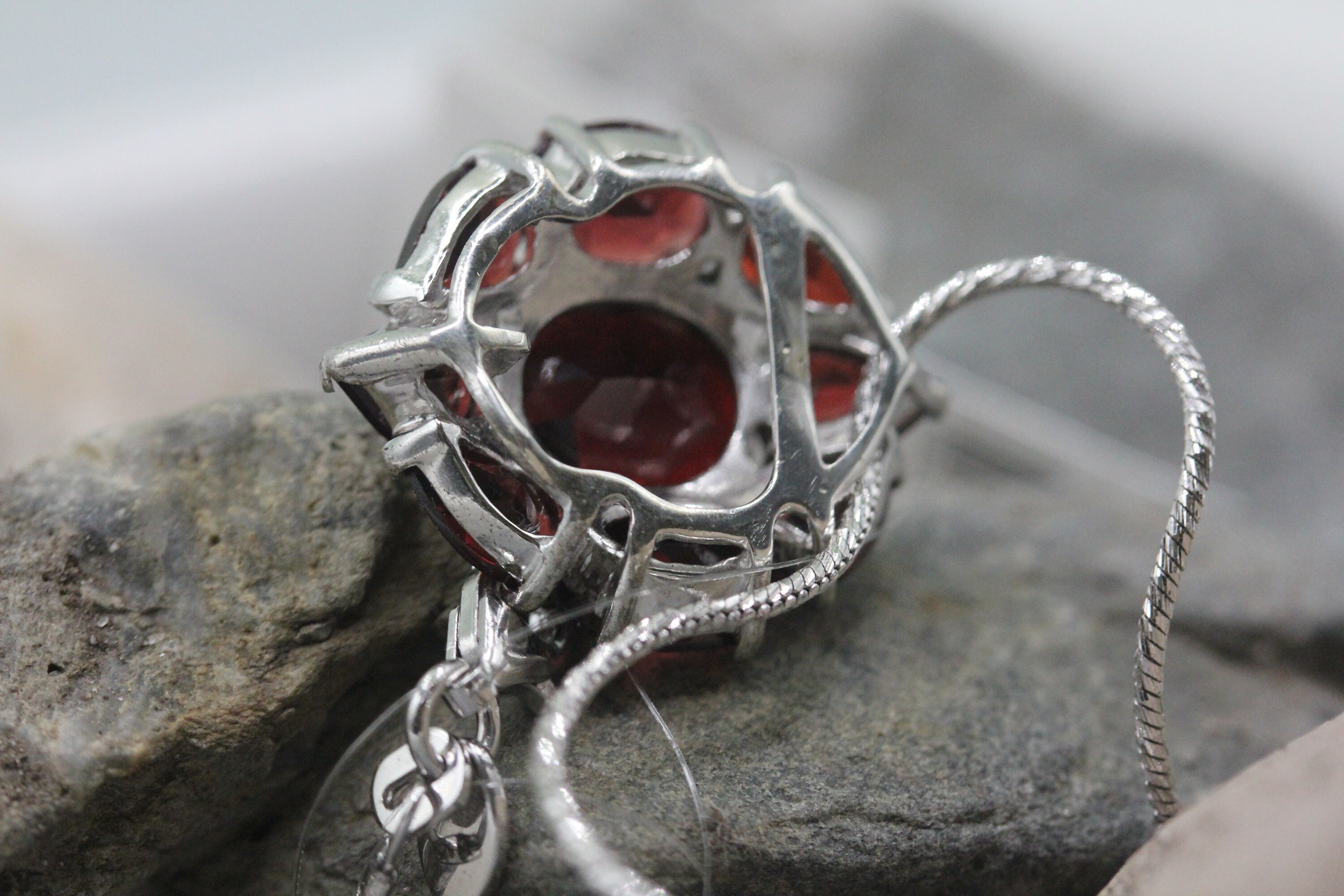ボヘミアンガーネットストーンと美しいシルバーチェーンが付いた