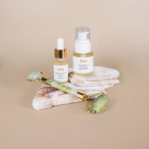 Face Care Travel Pamper Set with FREE Natural Stone Face Roller - Ideal Christmas gift, Gift for Her, Birthday Gift - Vegan Skincare