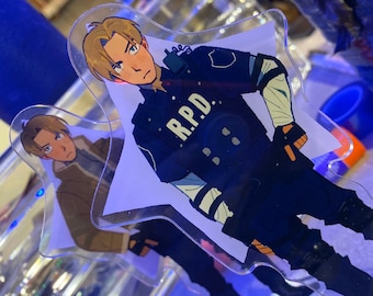 Leon, akrylowy stojak o wysokości 17 cm (około 7 cali) z dwustronnym nadrukiem, teraz z niebieską obwódką