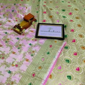 Eleganter Mashroo Katan Banarasi Seide Saree mit Tifli Minakari Webart | Soft Pink Braut & Festliche Saree | Handwebstuhl | MONBAHARI