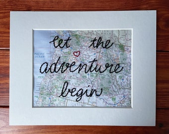 Let the Adventure Start - Colgante de pared / Mapa con temática de viaje / Letrero de boda personalizado / Decoración para despedida de soltera y compromiso