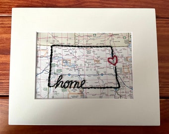 Arte del mapa bordado de Dakota del Norte: regalo personalizado del estado de origen