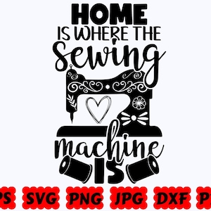 Puede incluir: Gráfico en blanco y negro con el texto "HOME IS WHERE THE SEWING MACHINE IS" encima de una ilustración de máquina de coser con un corazón. Incluye iconos de tipo de archivo: EPS, SVG, PNG, JPG, DXF y PDF.