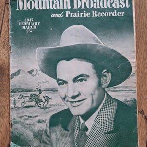 Peut inclure: Une couverture de magazine vintage représentant un cow-boy portant un chapeau, avec le titre "The Mountain Broadcast and Prairie Recorder" et la date "1947 February March 25¢".