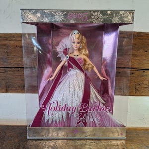 Muñeca Barbie de moda navideña Bob Mackie de Mattel 2005 n.° G8058, en caja original, nueva en caja, sin envoltorio, sin abrir.