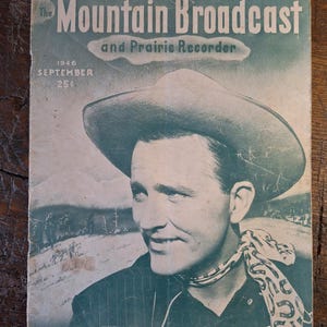 Peut inclure: Une couverture de magazine vintage représentant un homme portant un chapeau de cowboy et un bandana. Le magazine s'appelle "The Mountain Broadcast and Prairie Recorder" et la couverture présente le texte "September 1946 25c" et "Jimmy Wakely".