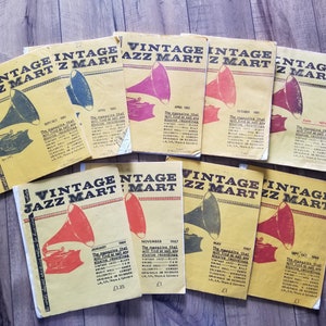 Op de afbeelding: Een verzameling van tien vintage gele en zwarte "Vintage Jazz Mart" tijdschriften met rode, zwarte en witte illustraties van een grammofoon. De tijdschriften zijn uit 1983 tot 1984 en bevatten de tekst "Het tijdschrift dat die moeilijk te vinden plaat of opname vindt of verkoopt."