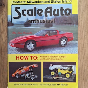 Puede incluir: Una revista vintage titulada "Scale Auto Enthusiast" con un Corvette rojo en la portada. La revista presenta artículos sobre la construcción de modelos de automóviles, incluyendo un Peterbilt pumper y un diorama simple. El texto dice "The Arnie Beswick Story...he's always been Mr. Pontiac."