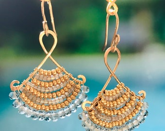 Shiny Topaze. Boucles d’oreilles en or rempli 14K, perles Miyuki et Topaze bleue