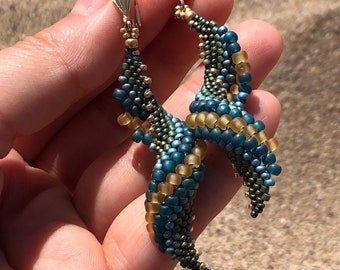Boucles d’oreilles ou clips spirales vertes bleues en tissage de perles, forme organique, coquillage, nature