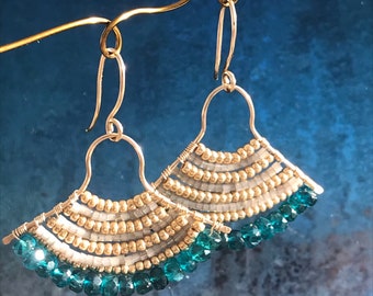 Boucles d’oreilles en or rempli goldfilled 14K, tissage de perles Miyuki et pierre APATITE bleue
