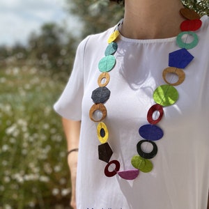 Collana in carta riciclata e vegan friendly con pochette, colori arcobaleno, pezzi unici, gioiello ecosostenibile