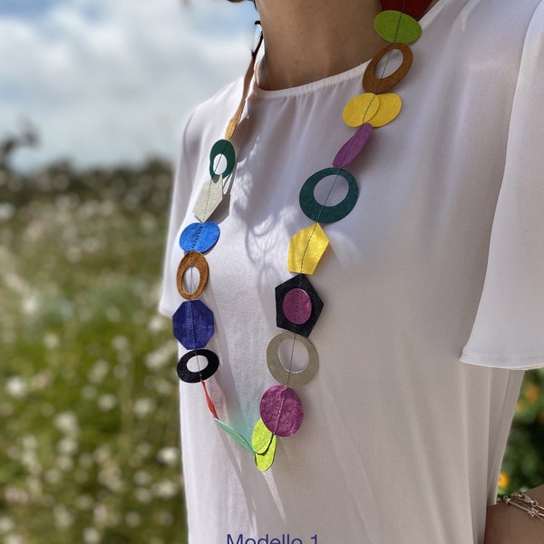 Collana in carta riciclata e vegan friendly, colori arcobaleno, pezzi unici, gioiello ecosostenibile
