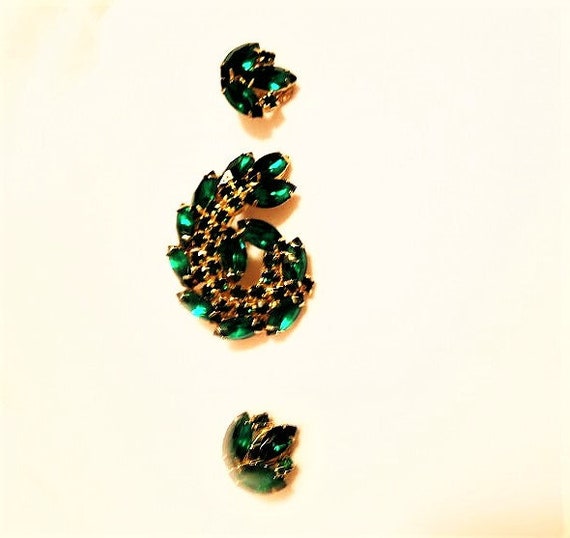 1950's Emerald Green Leaf Brooch and Earring Set - image 1