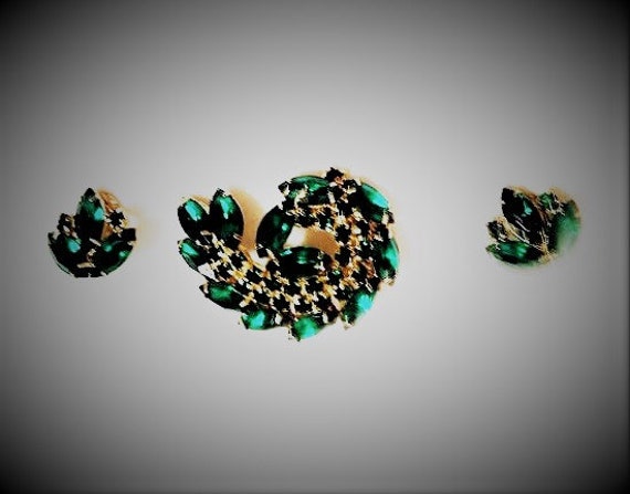 1950's Emerald Green Leaf Brooch and Earring Set - image 3