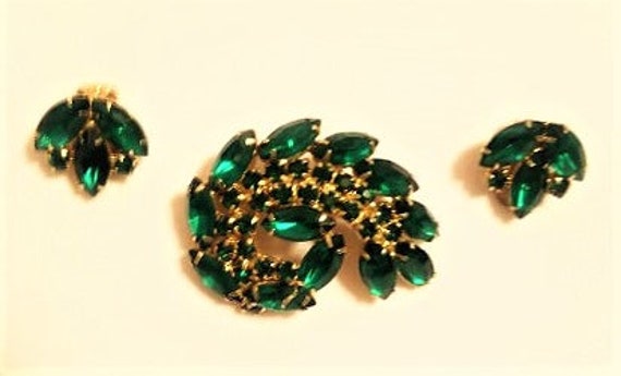 1950's Emerald Green Leaf Brooch and Earring Set - image 2