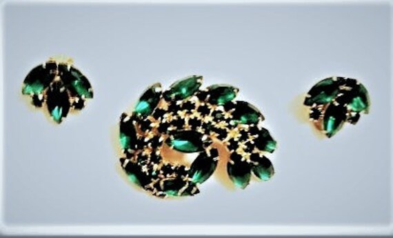 1950's Emerald Green Leaf Brooch and Earring Set - image 5