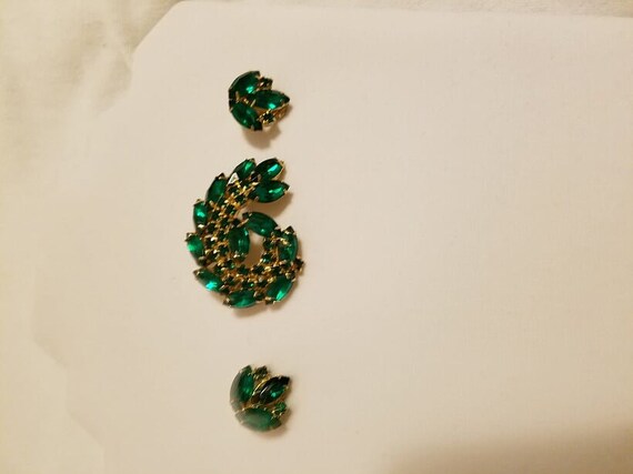 1950's Emerald Green Leaf Brooch and Earring Set - image 6