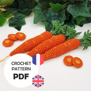 Peut inclure: Trois carottes orange crochetées avec des dessus verts et deux tranches de carottes sont présentées sur une surface blanche. L'image comprend également le texte "CROCHET PATTERN PDF" dans un cercle blanc, avec les drapeaux français et britannique.