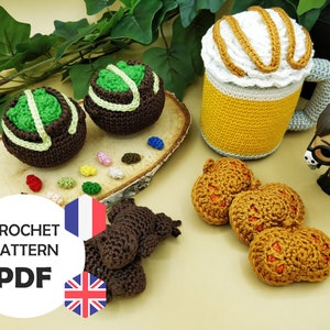 Peut inclure: Patron de crochet PDF en anglais et en français pour un ensemble de jouets amigurumi comprenant une tasse de bière au beurre, des grenouilles en chocolat et une pile de pâtés de citrouille.