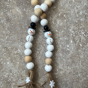 Country snowman beaded garland decor for winter tier tray display or holiday mantel accent.