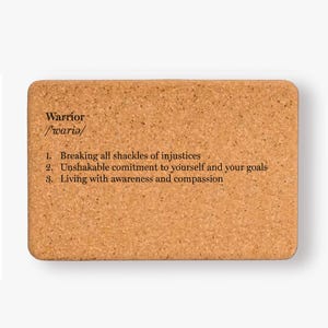 K&ouml;nnte beinhalten: Eine Korktafel mit dem Wort "Warrior" definiert als "Alle Fesseln der Ungerechtigkeit brechen, Unersch&uuml;tterliches Engagement f&uuml;r sich selbst und seine Ziele, Mit Achtsamkeit und Mitgef&uuml;hl leben."