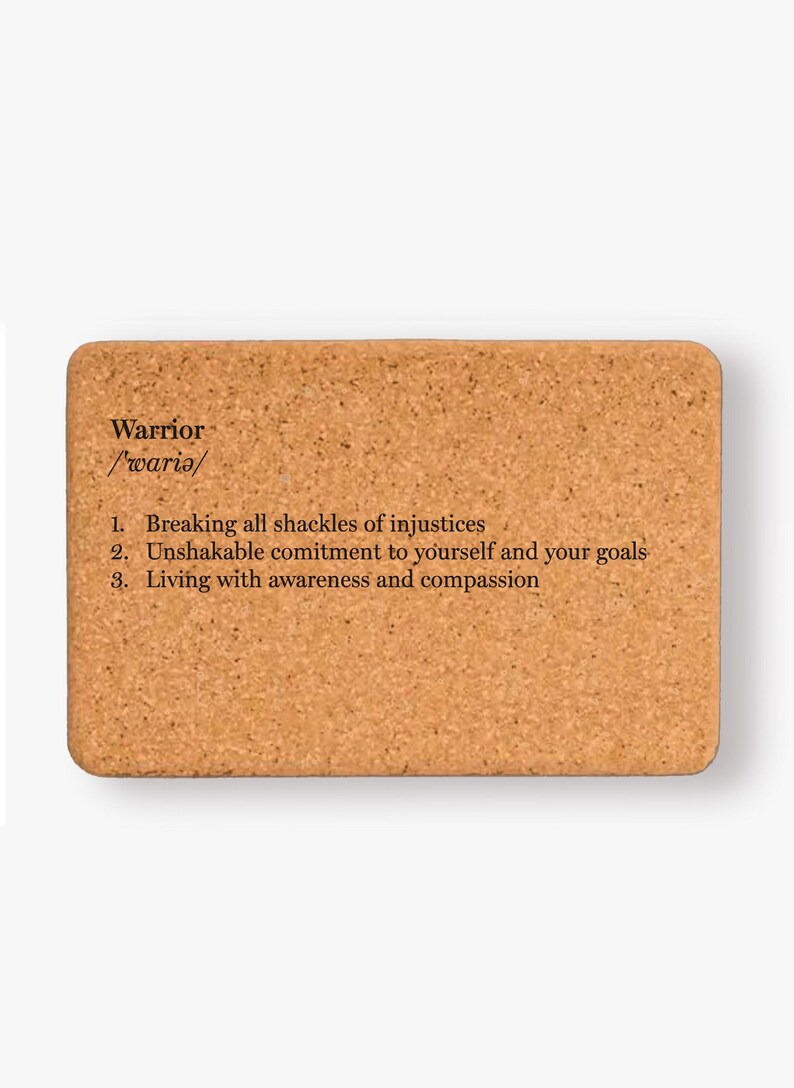 K&ouml;nnte beinhalten: Eine Korktafel mit dem Wort "Warrior" definiert als "Alle Fesseln der Ungerechtigkeit brechen, Unersch&uuml;tterliches Engagement f&uuml;r sich selbst und seine Ziele, Mit Achtsamkeit und Mitgef&uuml;hl leben."