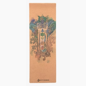 Puede incluir: Una esterilla de yoga de corcho marr&oacute;n con un dise&ntilde;o de mandala colorido que presenta una cabeza de elefante y el texto "Sakti Warrior".