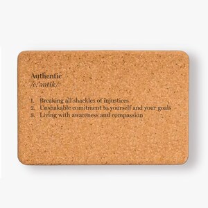 K&ouml;nnte beinhalten: Korkuntersetzer mit der Definition des Wortes "Authentisch": "Alle Fesseln der Ungerechtigkeit brechen, unersch&uuml;tterliches Engagement f&uuml;r sich selbst und seine Ziele, mit Achtsamkeit und Mitgef&uuml;hl leben."