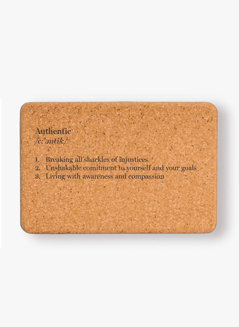 K&ouml;nnte beinhalten: Korkuntersetzer mit der Definition des Wortes "Authentisch": "Alle Fesseln der Ungerechtigkeit brechen, unersch&uuml;tterliches Engagement f&uuml;r sich selbst und seine Ziele, mit Achtsamkeit und Mitgef&uuml;hl leben."