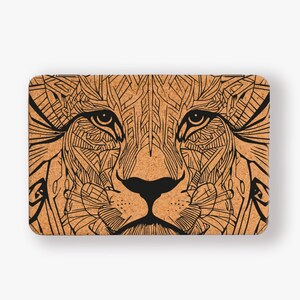 K&ouml;nnte beinhalten: Ein Korkuntersetzer mit einer Schwarz-Wei&szlig;-Zeichnung eines L&ouml;wenkopfes. Die Augen des L&ouml;wen sind weit ge&ouml;ffnet und der Mund ist geschlossen. Die Zeichnung ist aufwendig und detailliert.