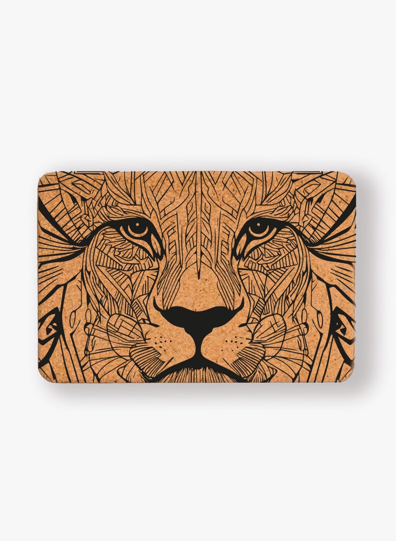 K&ouml;nnte beinhalten: Ein Korkuntersetzer mit einer Schwarz-Wei&szlig;-Zeichnung eines L&ouml;wenkopfes. Die Augen des L&ouml;wen sind weit ge&ouml;ffnet und der Mund ist geschlossen. Die Zeichnung ist aufwendig und detailliert.