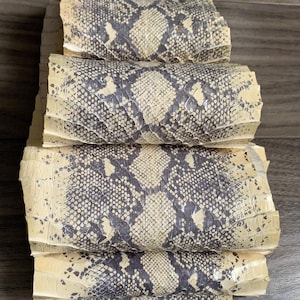 Authentieke Italiaanse slangenleer python uit Milaan, Italië, natuurlijk slangenleer, bonafide slangenleer met zichtbare schubben, 2 maten