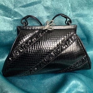 Preciosa cartera de piel de serpiente y cuero hecha a mano en Italia: cartera de mano de piel de serpiente negra NOS y correa: parte delantera en diagonal con cierre de hoja de diamante