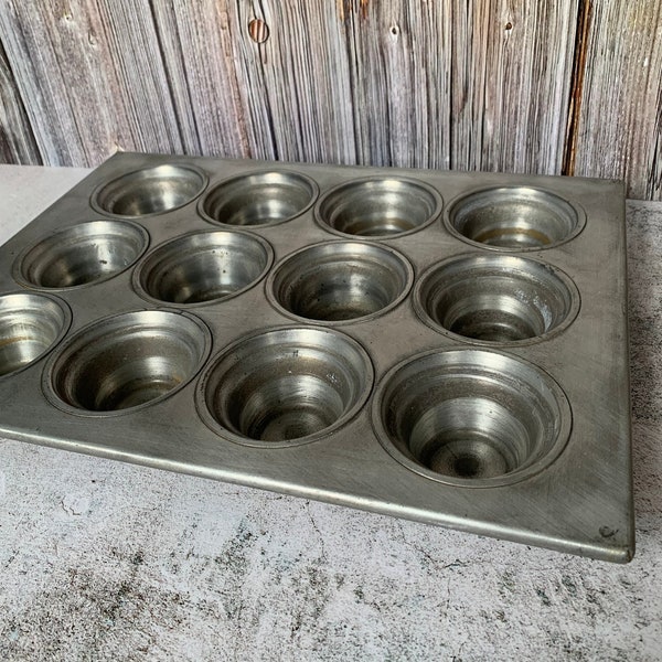 Muffinform mit großer Krone, Chicago Metallic Kommerzielle Backformen, 22 Gauge aluminisierter Stahl, macht Muffins mit 12 - 3-5 / 8 Zoll Durchmesser, Hochleistungspfanne