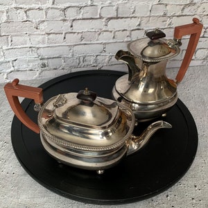 Bules de café e chá Art Déco Adie Bros dos anos 1950, 2 peças EPNS A1 Bules eletrobanhados em prata com pés, Birmingham, Inglaterra, lindos e elegantes bules