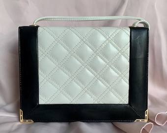 Hermoso bolso de cuero italiano hecho a mano - Bolso de noche - Bolso con solapa y correa - Patrón acolchado blanco - Adornos negros y dorados